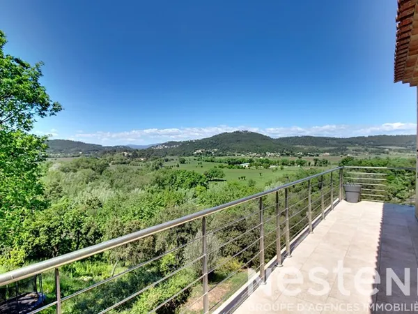 A VENDRE Maison à Taradeau 6 pièce(s) 236 m2 avec vue dégagée, piscine