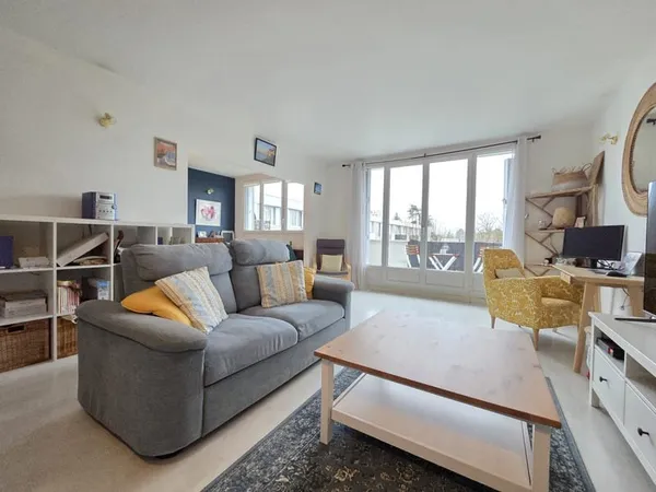 Appartement F4 traversant avec balcon et parking.