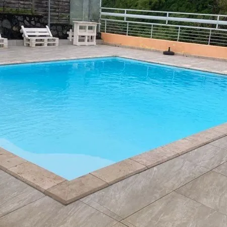 Appartement T2 avec petit jardin et piscine