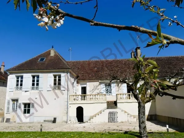 CHARMANTE DEMEURE VITICOLE du XIXème sur parc clos de 7226 m2 et sa pièce d'eau