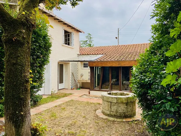 Maison de ville en pierres avec jardinet et garage !