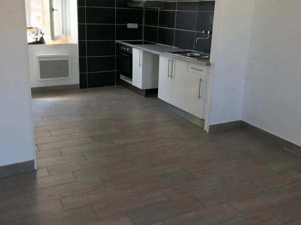 Maison de village libre fin mai sans exterieur sous sol total