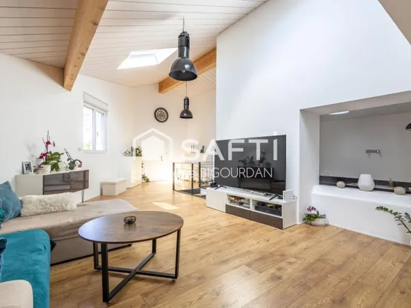 Maison Ecole-Valentin, rénovée, 275m², 9 ares, piscine