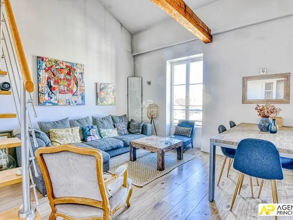 Versailles Rive-Droite Appartement 3 pièces 82 m² au sol situé au 3ème et dernier étage avec cave