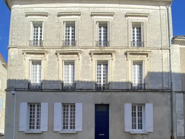 SUD CHARENTE Vaste maison de bourg avec jardin et double gar
