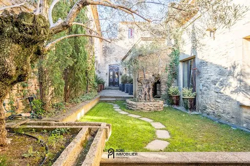 Maison 9 pièces 377 m²