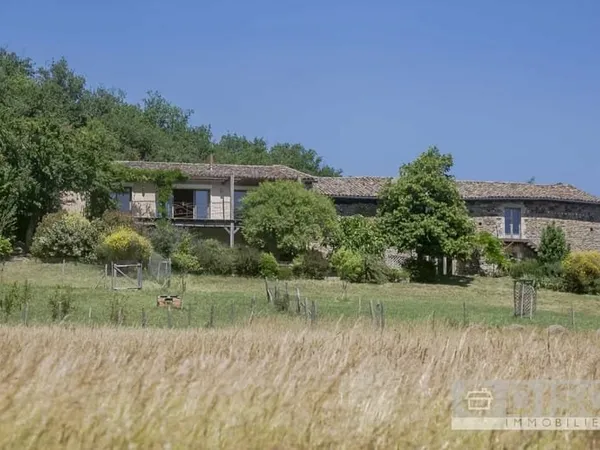 Magnifique propriété rénovée avec maison d'amis, piscine et 3 hectares avec étang et vue impressionn