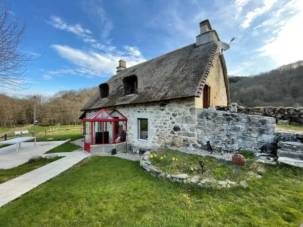 JOLIE CHAUMIERE - PROCHE DE RIOM-ES-MONTAGNES