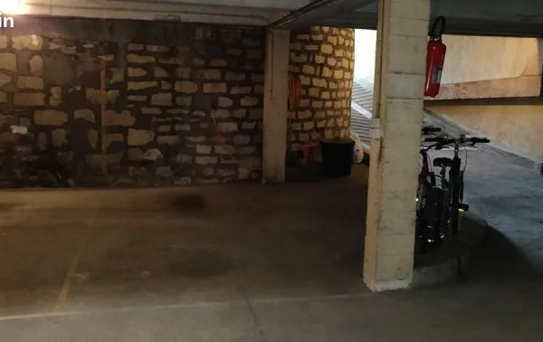 Place de parking sécurisée en sous-sol à Créteil (9,55 m²)