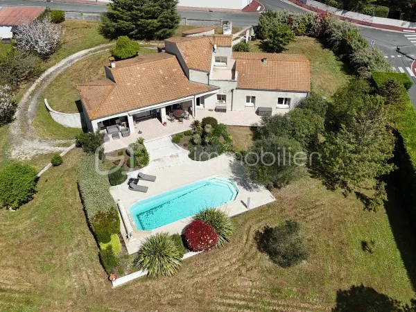 Maison 8 pièces 237 m²