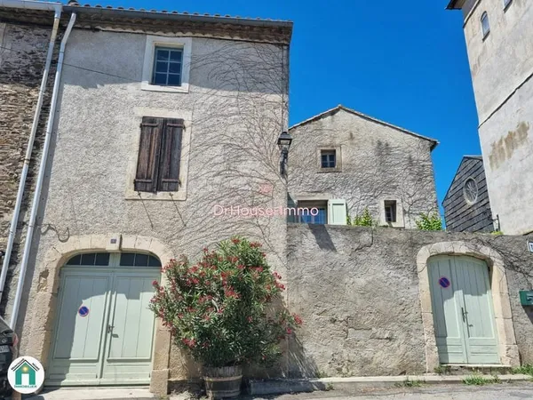 Belle maison en pierres rénovée située au coeur du village avec cour et grange