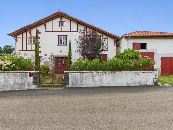Maison basque 293 m² Terrain 1 540 m² Vue montagnes Fort potentiel