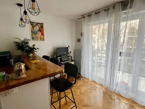 Les Lilas appartement 32m2 refait à neuf avec terrasse et parking - 1045euros charges comprises