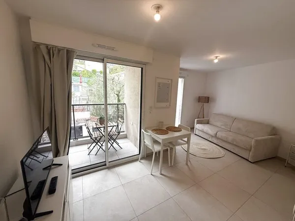 Très beau studio meublé avec balcon dans résidence neuve à C