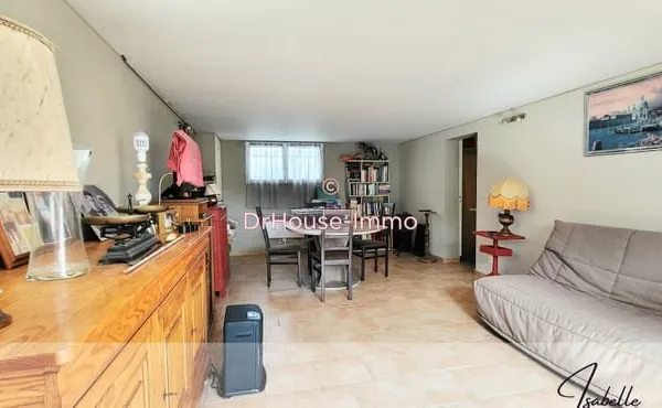 Au centre de Jard-sur-Mer, maison sur 2 niveaux avec un grand jardin.