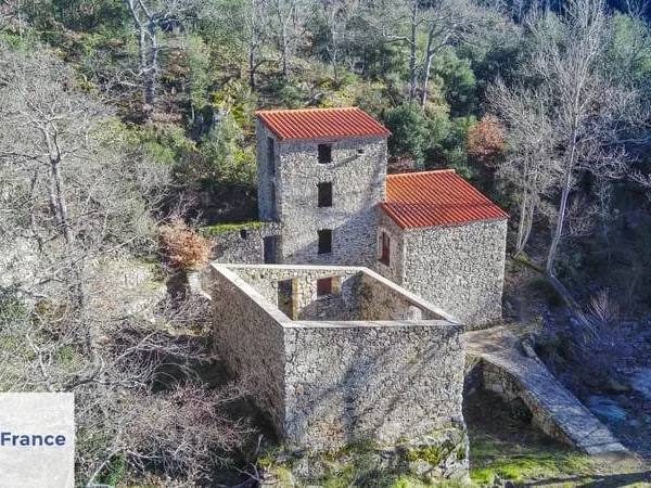MOULIN A FINIR DE RÉNOVER SUR 1,390 HA