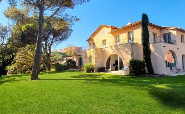 A Vendre Grimaud 3 Pièces avec belle terrasse plage à pieds.