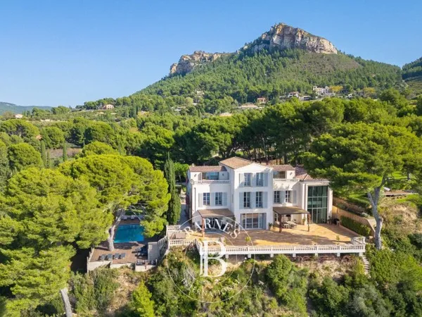 Location saisonnière - Domaine avec vue Cap Canaille et mer