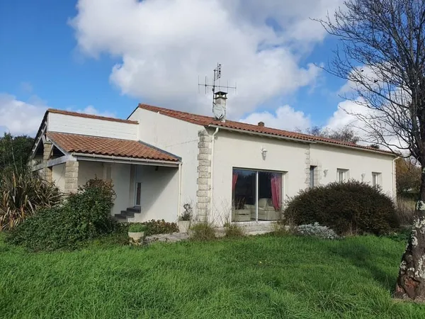 Maison de 120 m² avec garage et 3000 m² de terrain