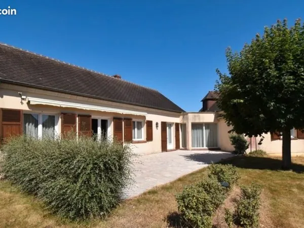 Maison d'architecte sur terrain arboré