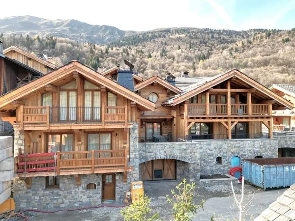 Chalet luxueux de 7 chambres à vendre à Meribel avec piscine dans un hameau paisible - en construct