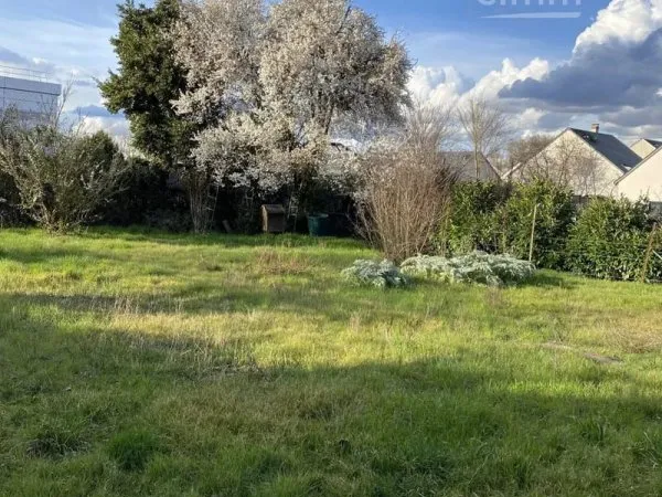 TERRAIN CONSTRUCTIBLE VIABILISE - 500 M² JOUE CENTRE