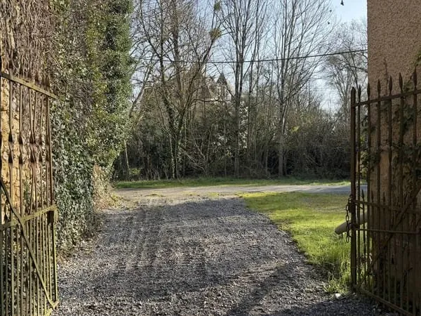 Charmante maison de village au sein d'un domaine avec chateau sur plus d'1h de terres