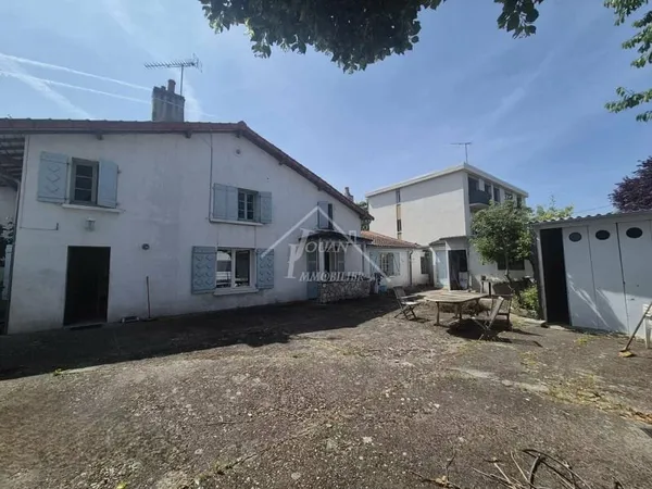Maison trois chambres, cour et garage