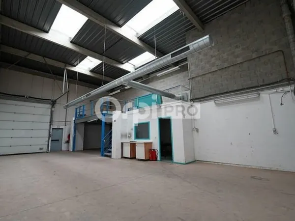Local d'activité 196 m²