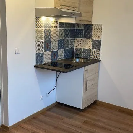 Studio, avec petite terrasse, proche faculté