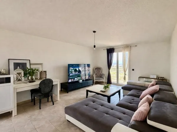 Maison mitoyenne avec jardin, garage et vue panoramique