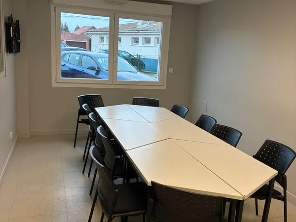 Ensemble entrepôt + bureau + locatifs