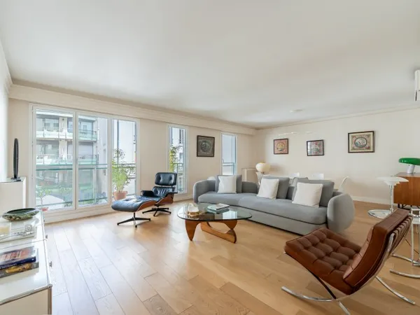 Vends appartement 4 pièces luxueux 120m² avec balcons cave & parking
