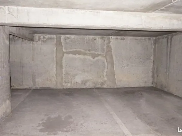 Place privée et sécurisée / poissy hyper centre / dispo des a présent