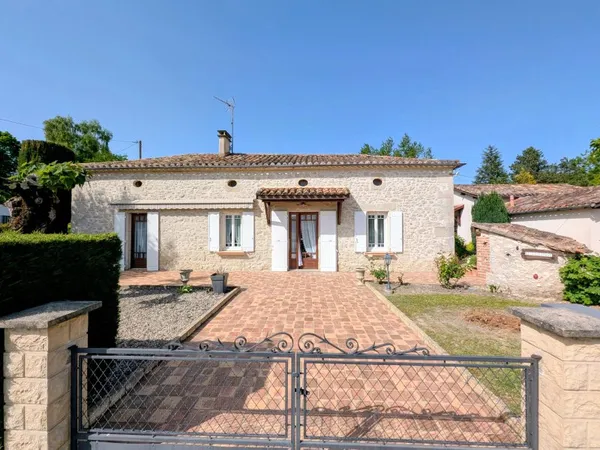 Charmante maison en pierre en bordure de village avec grand jardin
