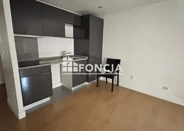STUDIO DANS IMMEUBLE CLASSÉ