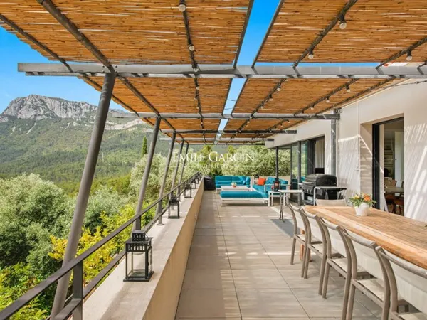 A louer, Var, maison contemporaine, 5 chambres doubles, piscine