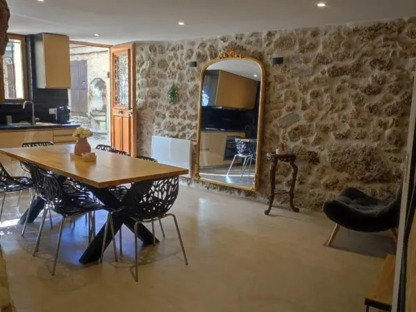 Tourtour, maison de village neuve avec une terrasse