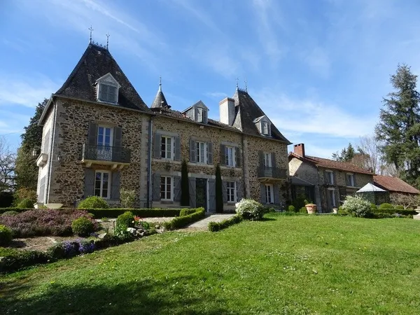 A SAINT HILAIRE LES PLACES PROCHE DE NEXON EN HAUTE VIENNE MAGNIFIQUE MANOIR DU 17EME DE 280 M² HABI