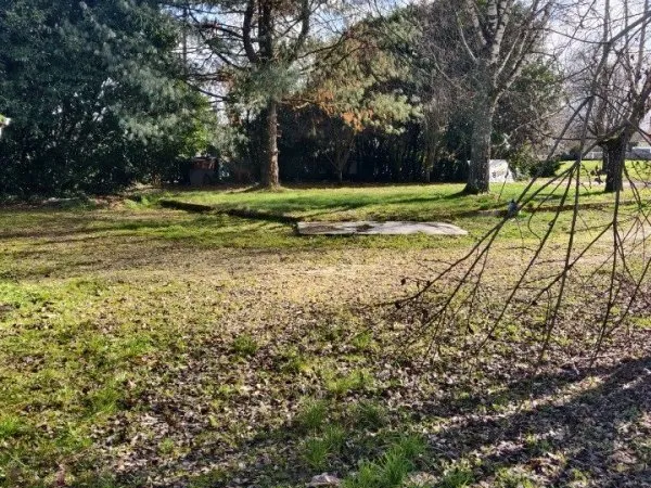 Terrain 617 m²