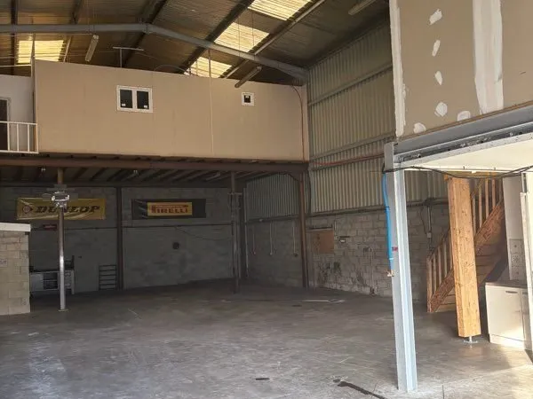 Local d’activité et entrepôt Vente Saint-Jean-d'Illac  220m² 350000€