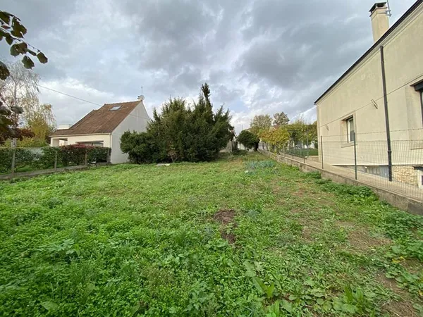 Terrains de 810 m2 avec petite maison