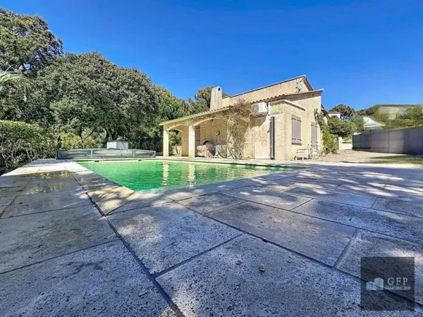 Villa à vendre avec piscine à Bormes-les-Mimosas - Maison 3 chambres avec studio indépendant sur ter