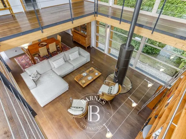 BARNES PAYS-DE-GEX - DIVONNE-LES-BAINS - VILLA D'ARCHITECTE - 245 M² - 7 PIÈCES - Proche Centre-vill