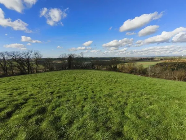 Terrain de 4353 m2 viabilisé en eau et électricité avec vue