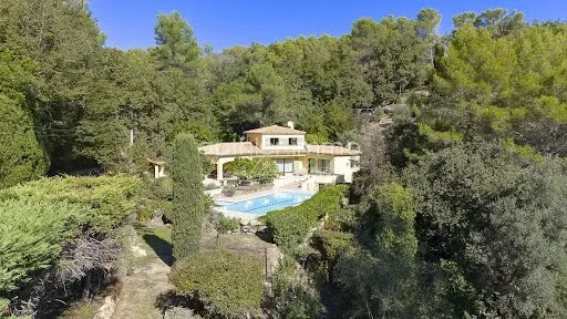 Propriété 5 pièces 216 m²