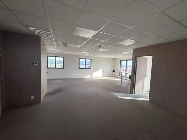 Bureaux avec terrasse sortie d'autoroute