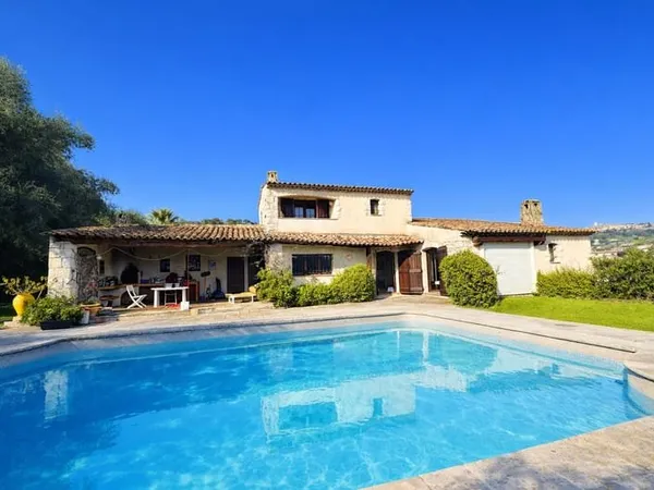 Exclusivité Villa en pierre de style provençal de charme à rénover.