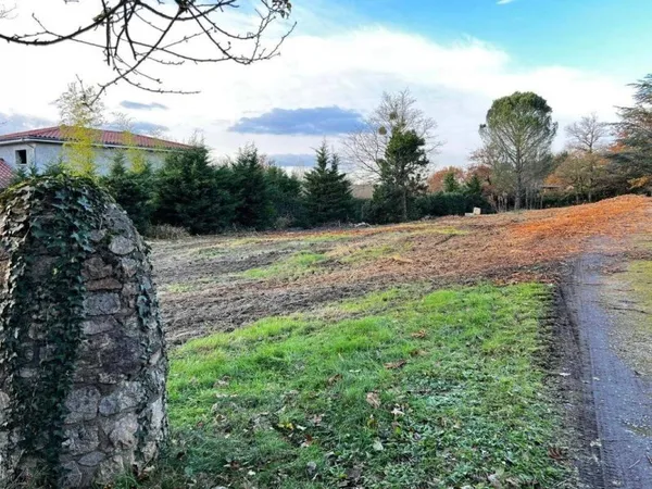 Terrain 909 m²