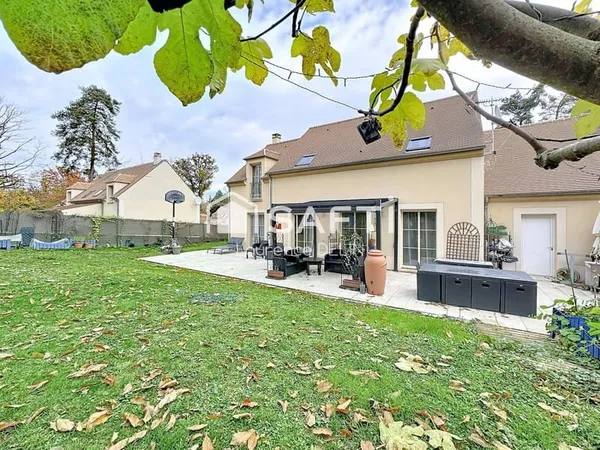 MAISON FAMILIALE DANS UN CADRE VERDOYANT PAISIBLE